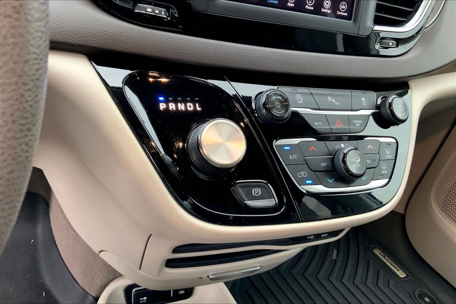Used 2018 Molten Silver Chrysler Touring Plus image 16
