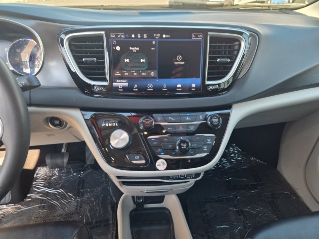 Used 2024 Black Chrysler Touring L image 17
