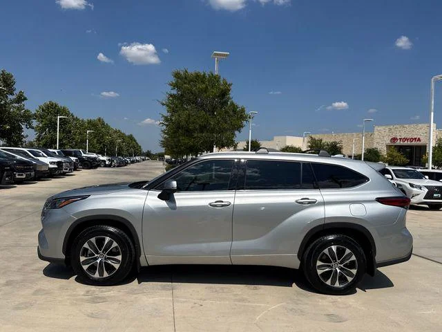 Certified Used 2020 CELESTIAL SILVER METALLIC Toyota XLE image 5