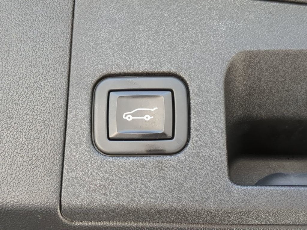 Used 2020 Silver Cadillac Sport image 11