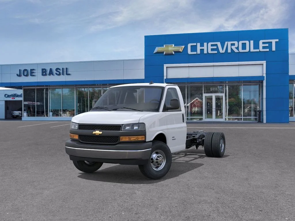 New 2025 Summit White Chevrolet 1WT image 8