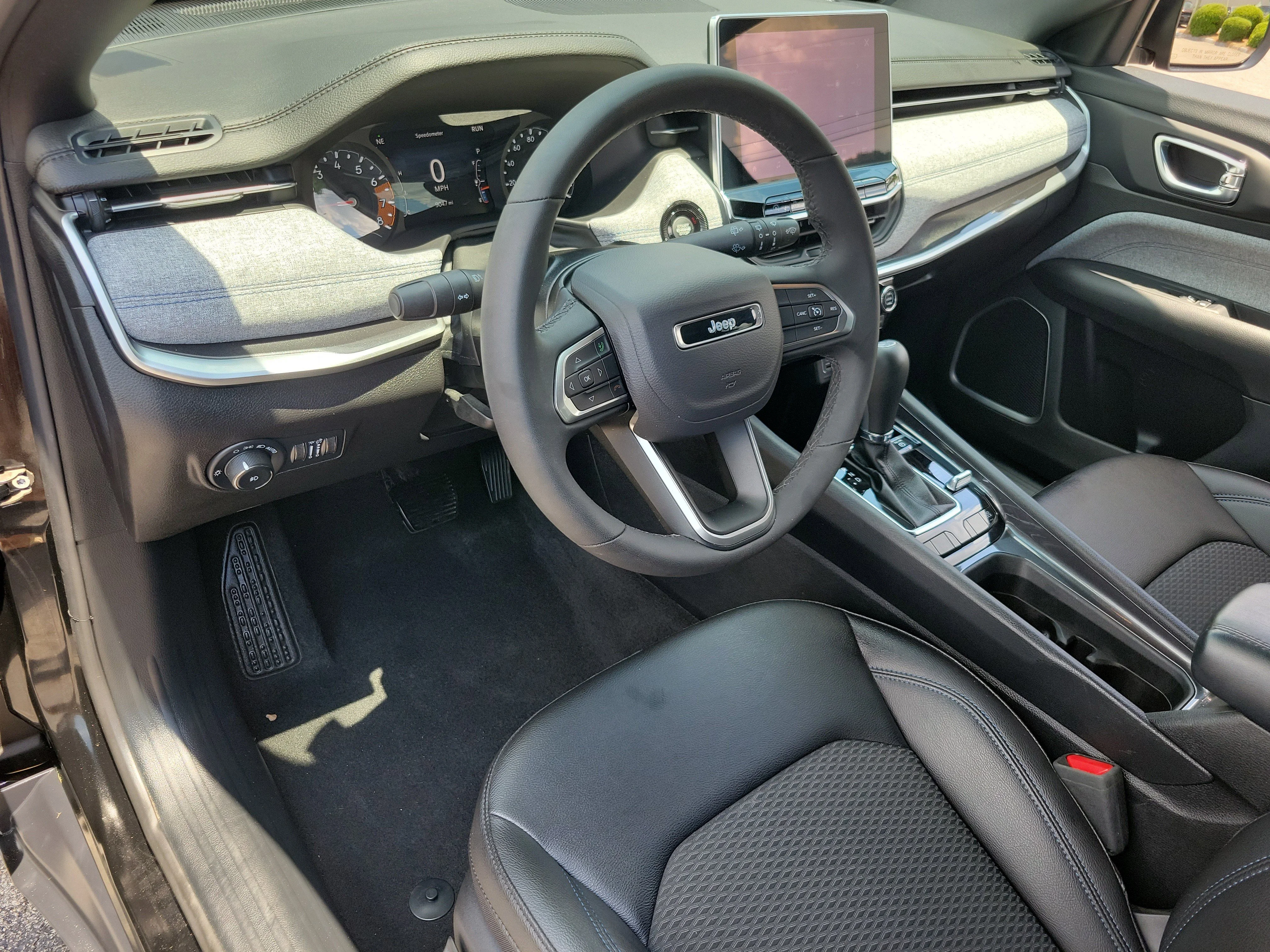 Used 2024 Diamond Black Crystal Pearlcoat Jeep Latitude image 4