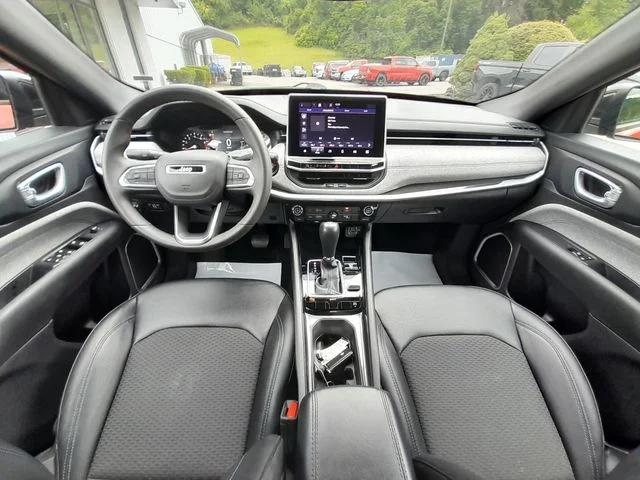 Used 2024  Jeep Latitude image 39