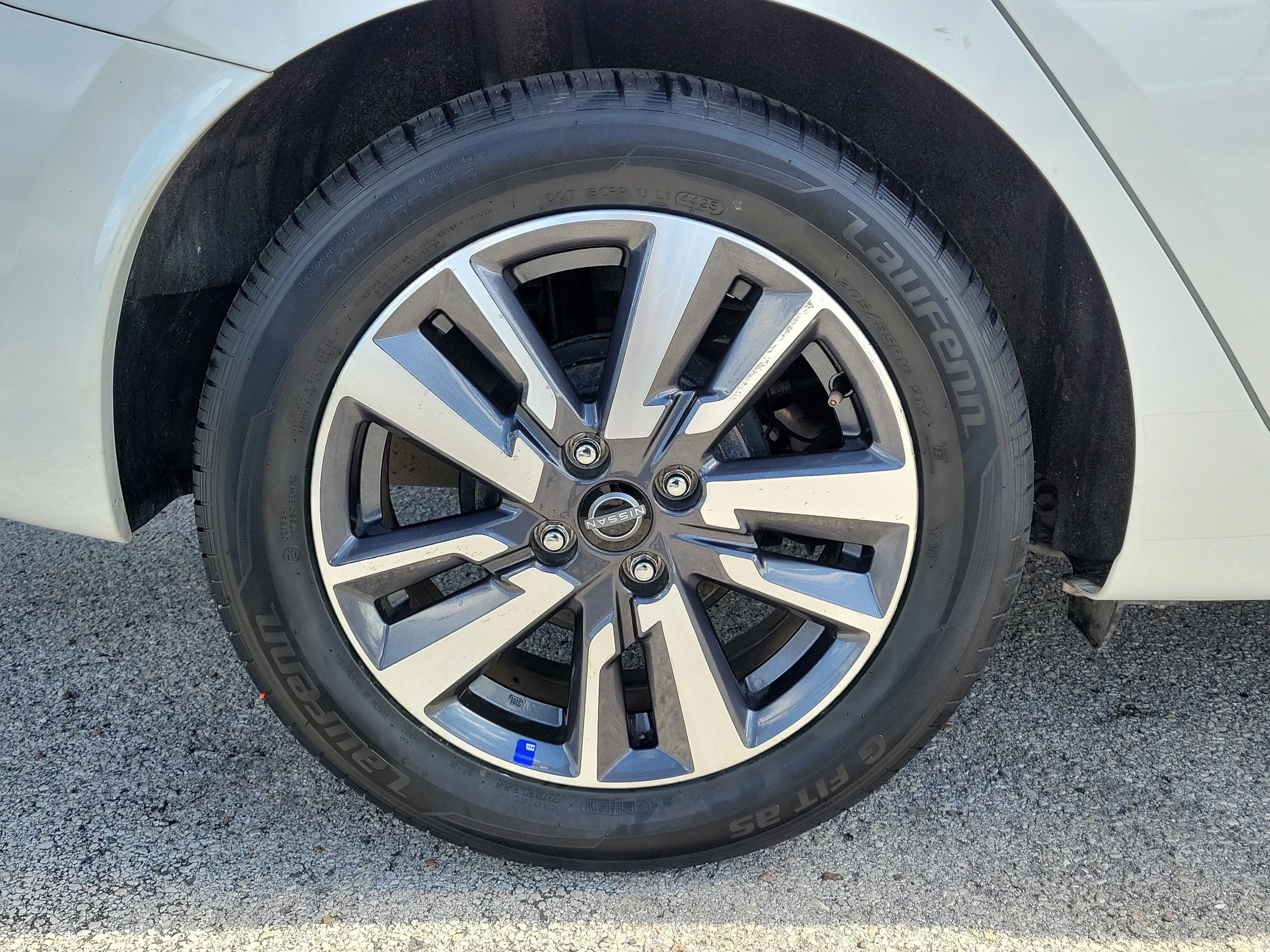 Used 2025 Aspen White Tricoat Nissan SV image 9