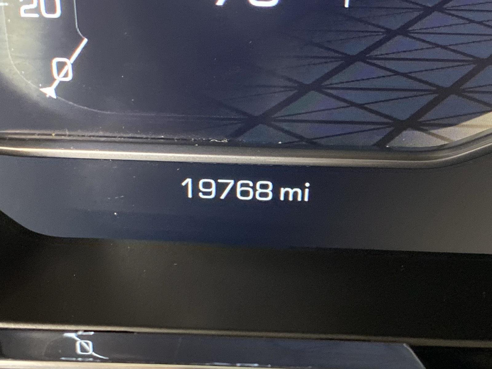 Used 2024 Summit White GMC Elevation image 20