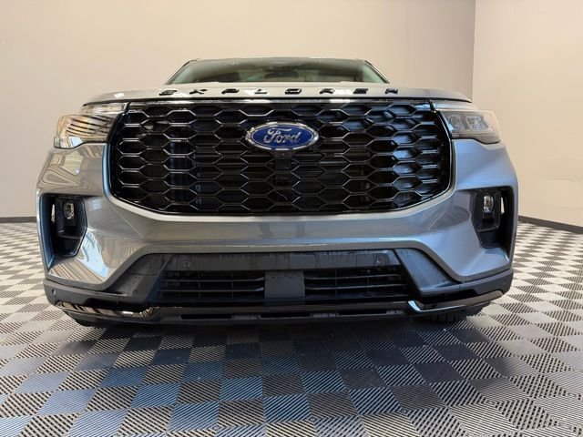 New 2026 Carbonized Gray Metallic Ford ST-Line image 3