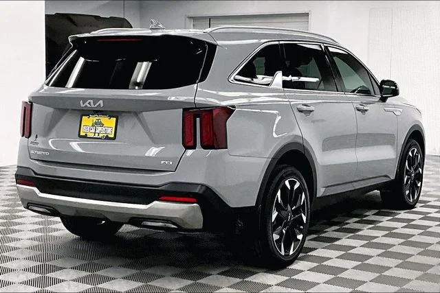 Used 2025 Wolf Gray Kia EX image 13
