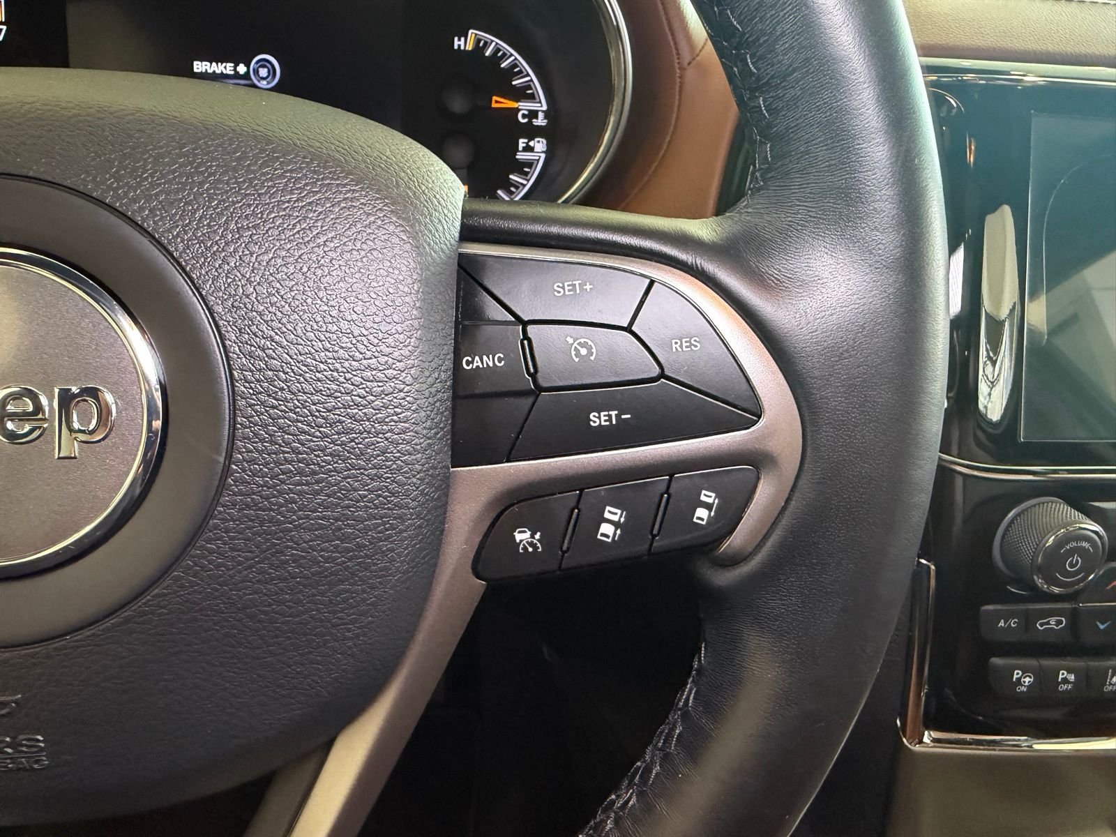 Used 2020 Off-white Jeep Overland image 35