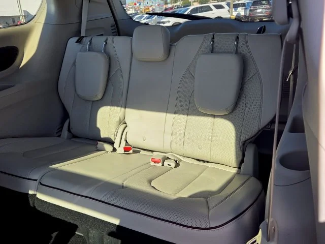 Used 2020 White Chrysler Limited image 10