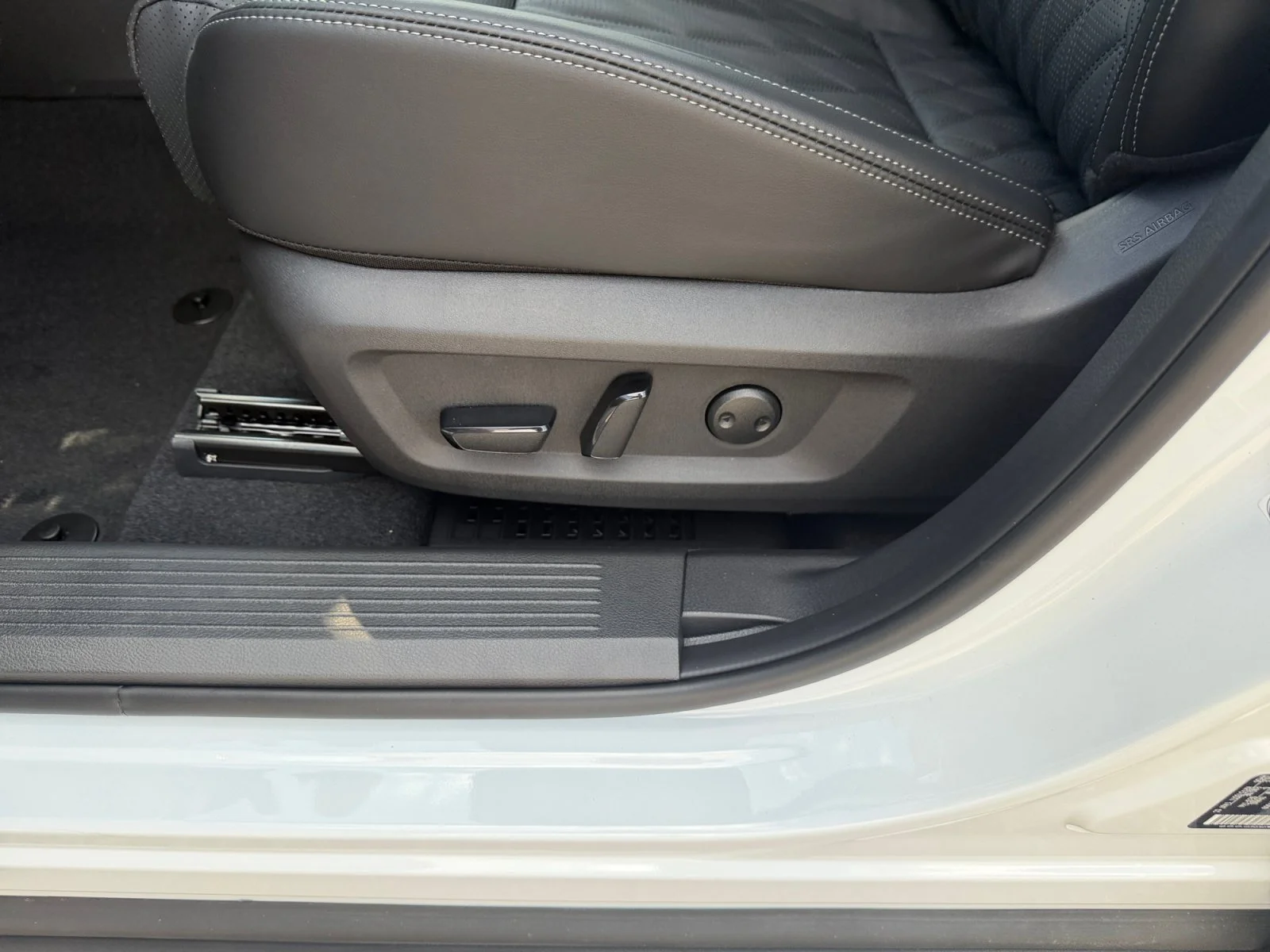New 2026 Everest White Pearl/Super Black Nissan Platinum image 9