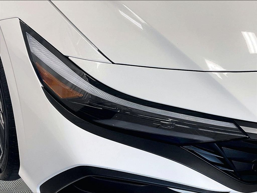 Used 2025 White Hyundai SEL Sport image 25