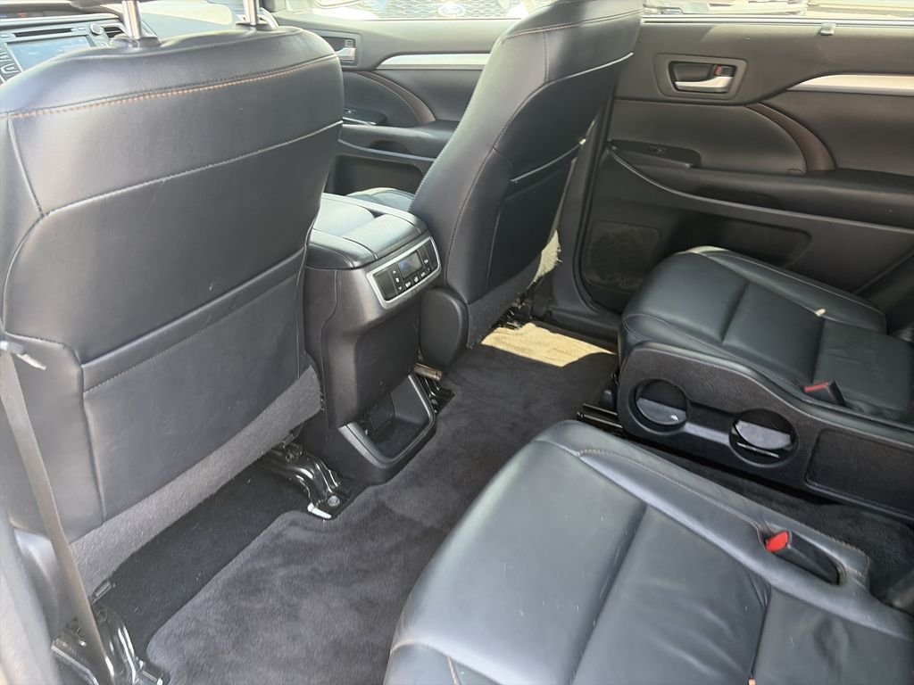 Used 2016 White Toyota XLE V6 image 28