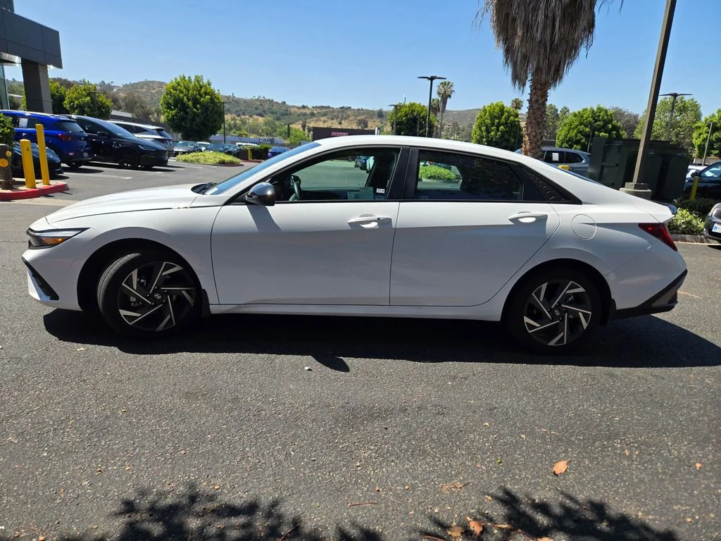 Used 2025 White Hyundai SEL Sport image 4