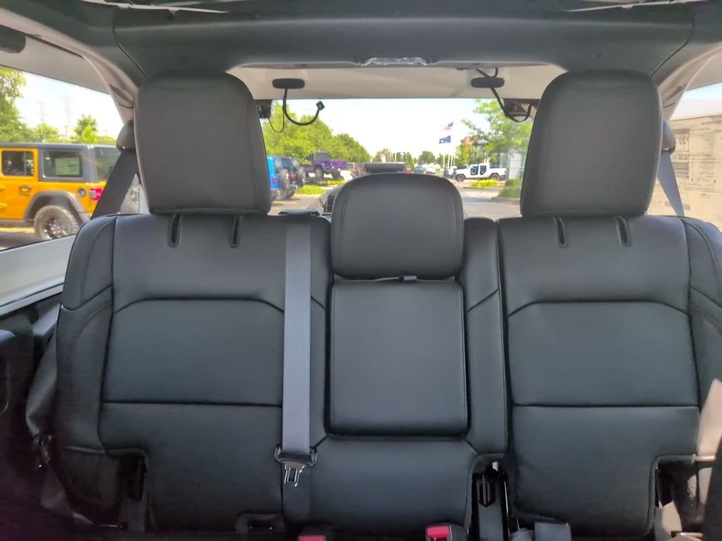 New 2026 Bright White Clearcoat Jeep Rubicon image 24