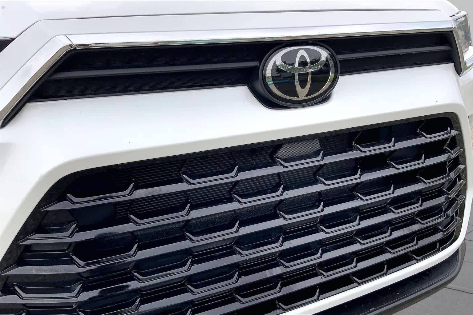Used 2025 Wind Chill Pearl Toyota XLE image 29