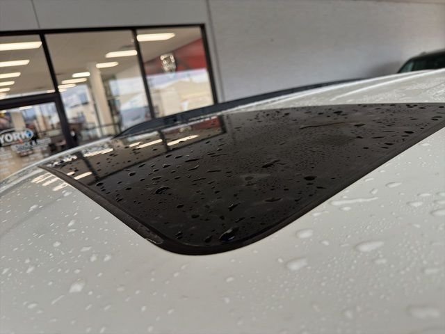 New 2026 Bright White Clear-Coat Exterior Paint Jeep Altitude image 12