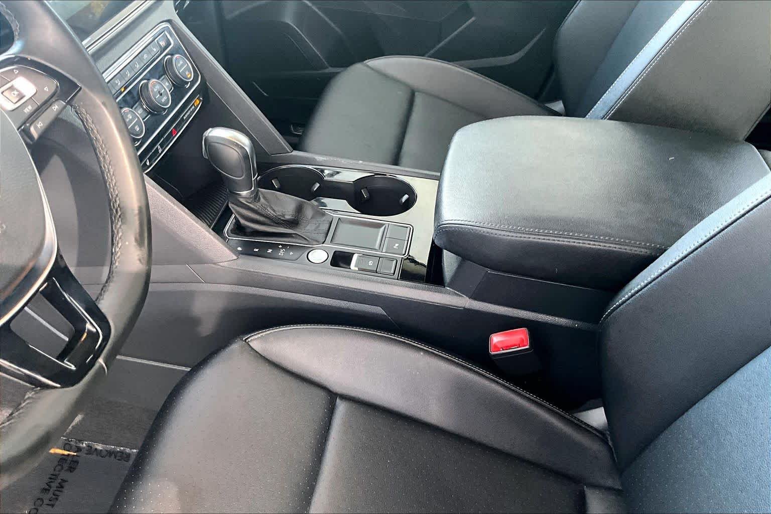 Used 2019 Pure White Volkswagen 3.6L V6 SEL image 17