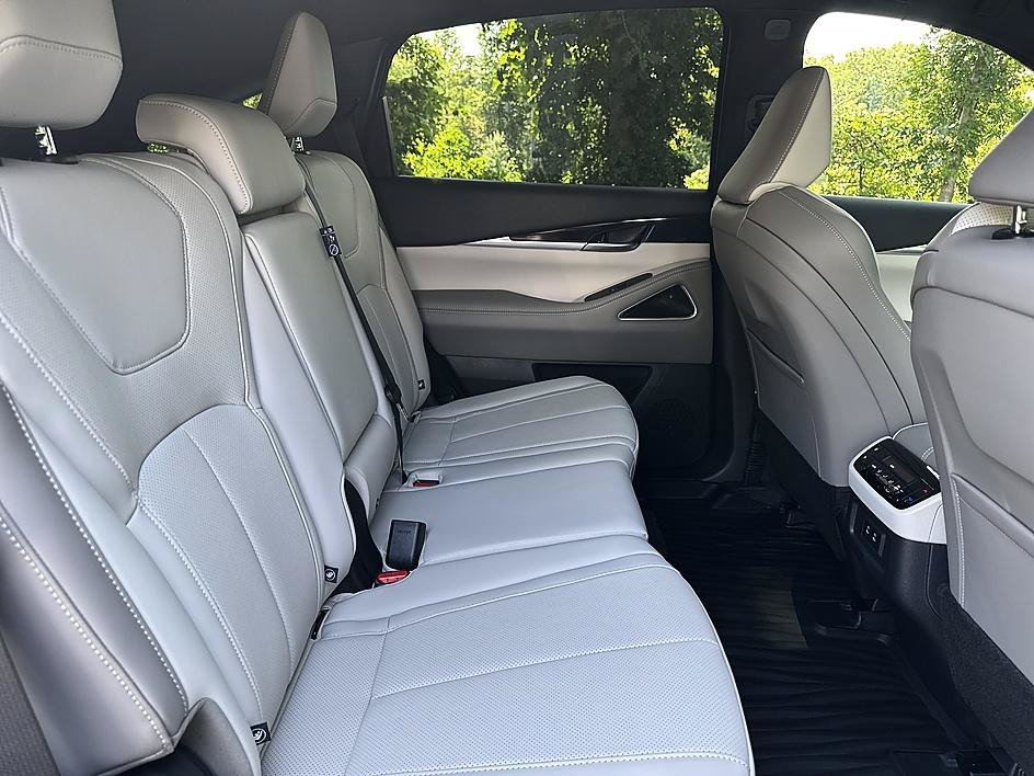 New 2027 Radiant White/Black Obsidian INFINITI SPORT image 22