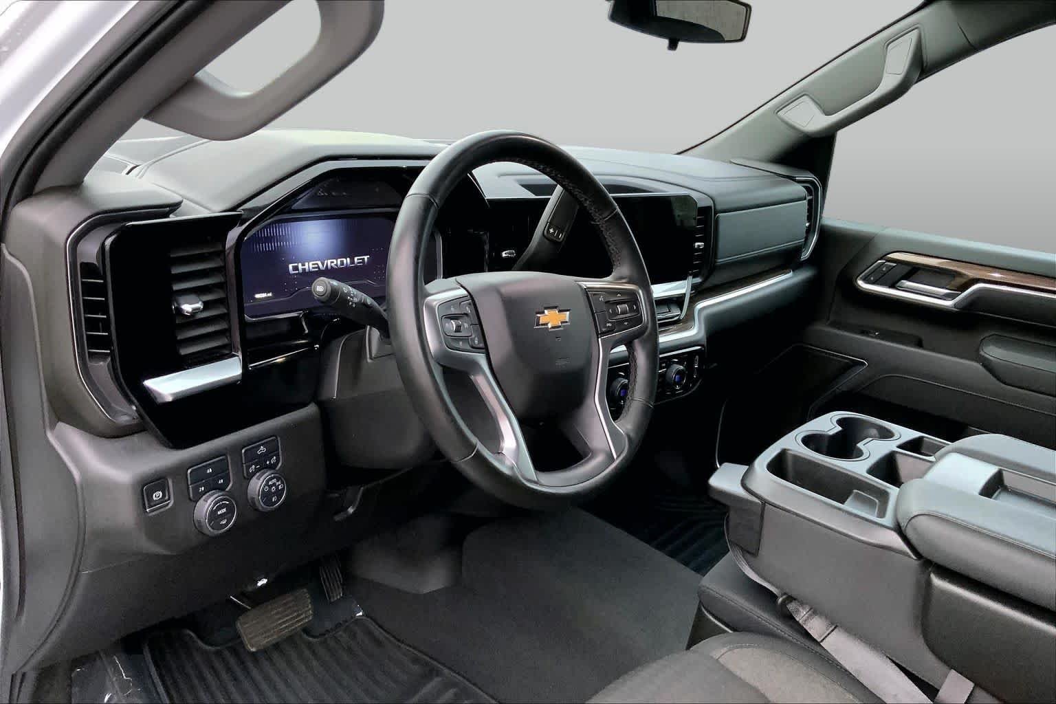 Used 2025 Summit White Chevrolet LT image 17