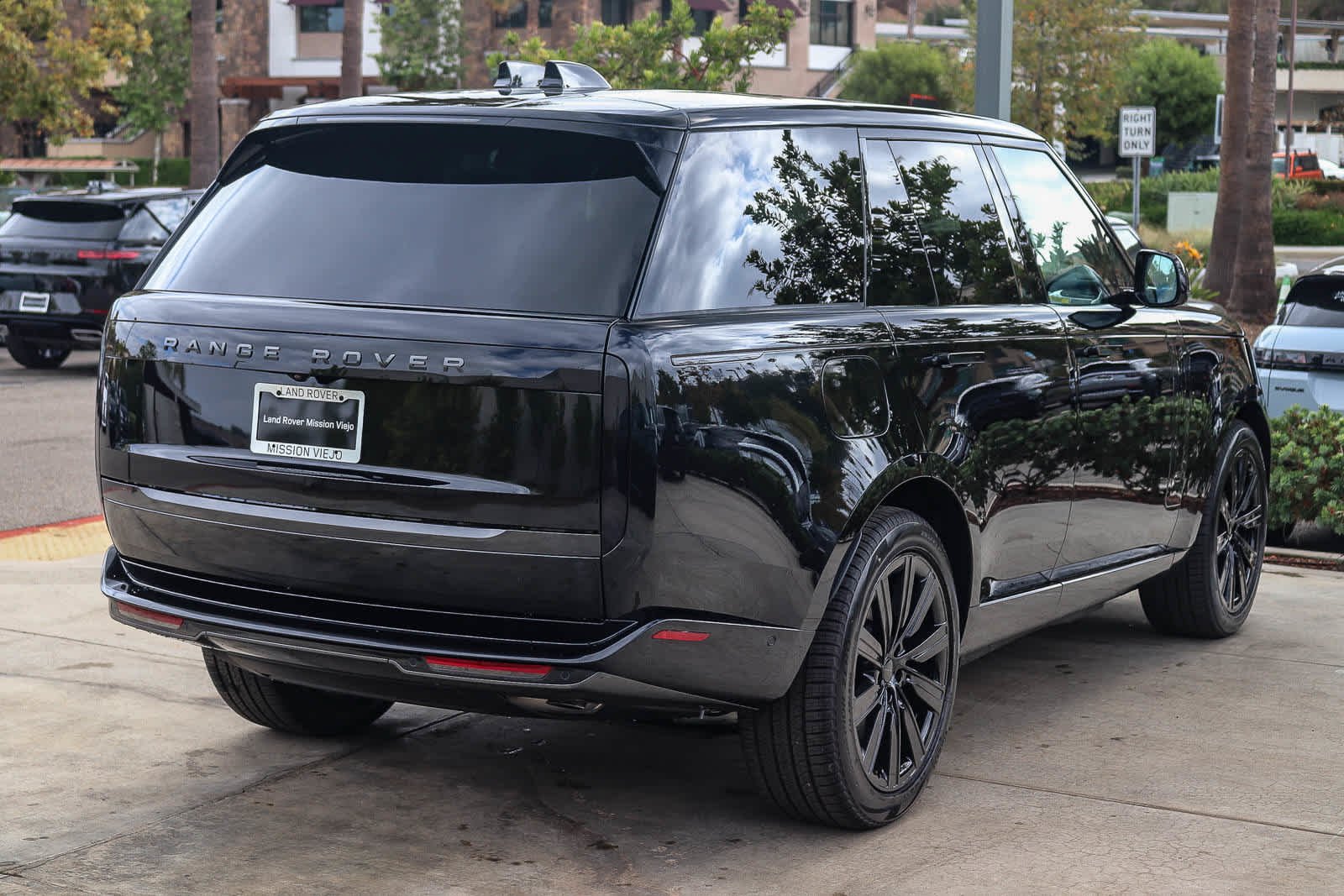 New 2026 Santorini Black Land Rover SE image 5