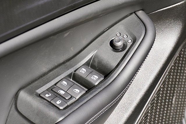 New 2024 Bright White Clear-Coat Exterior Paint Jeep Laredo image 27