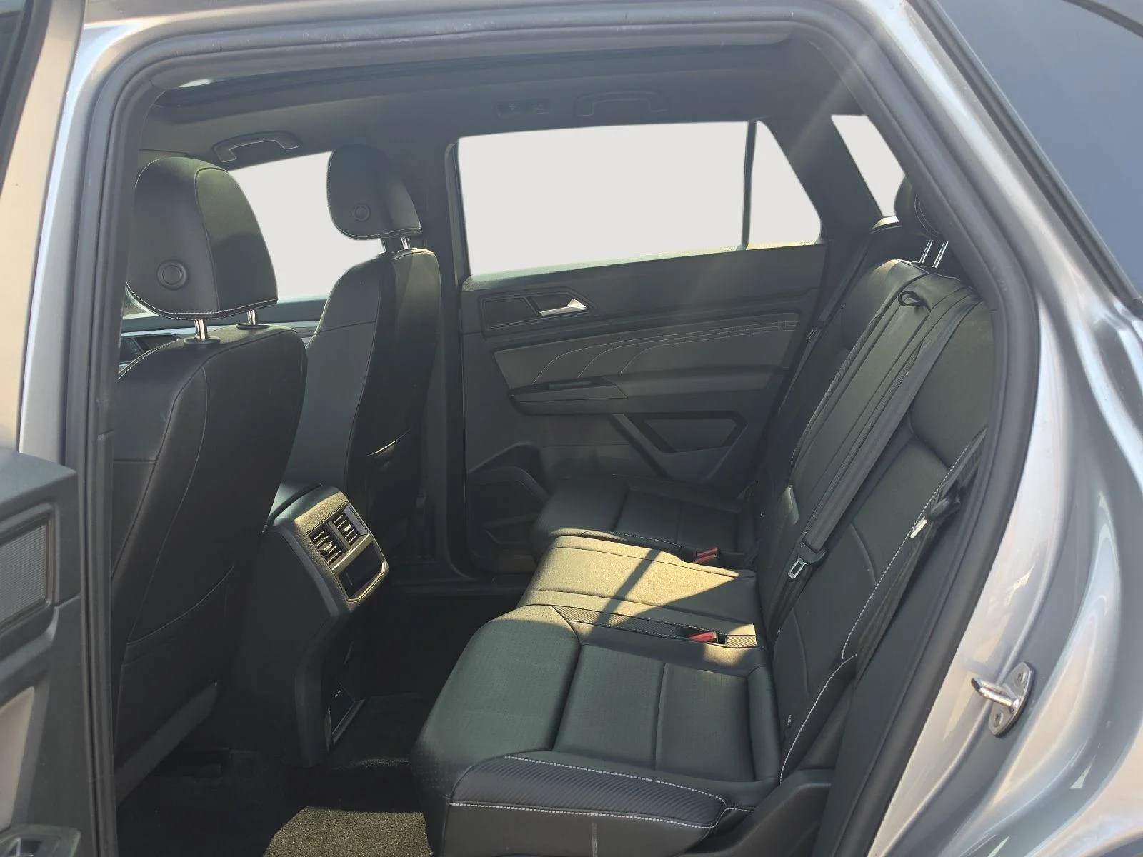 Used 2023 Silver Volkswagen 2.0T SE w/Technology image 6