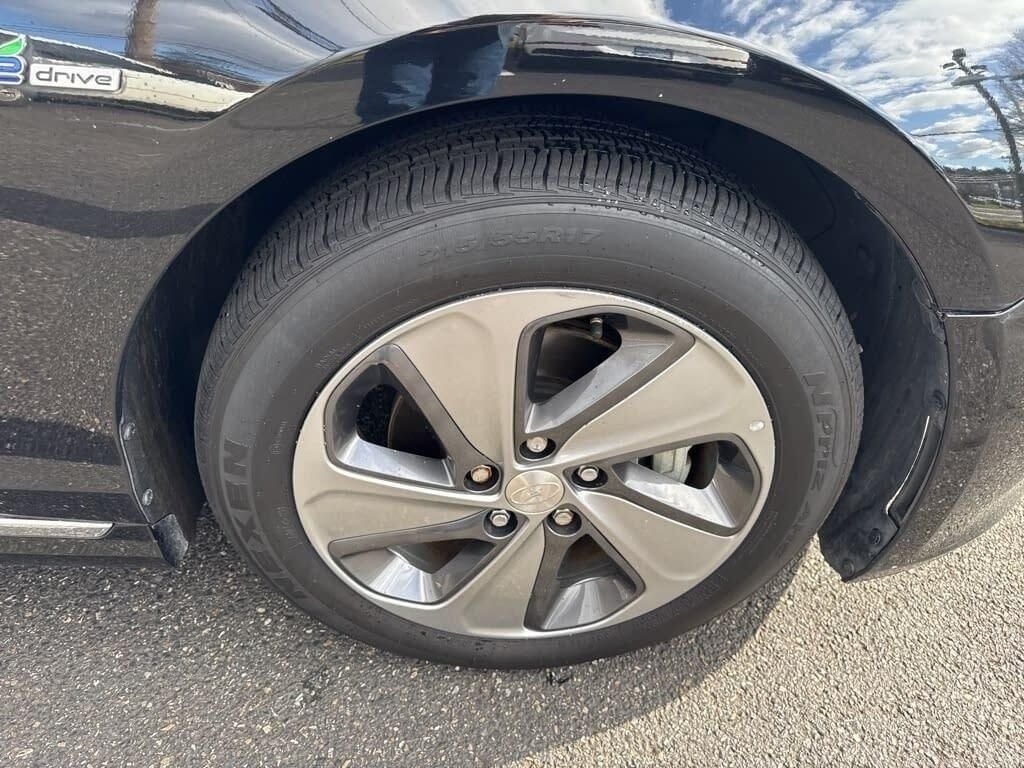 Used 2016 Black Hyundai Base image 9