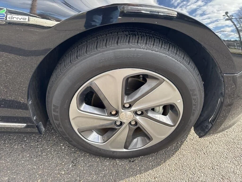 Used 2016 Black Hyundai Base image 9