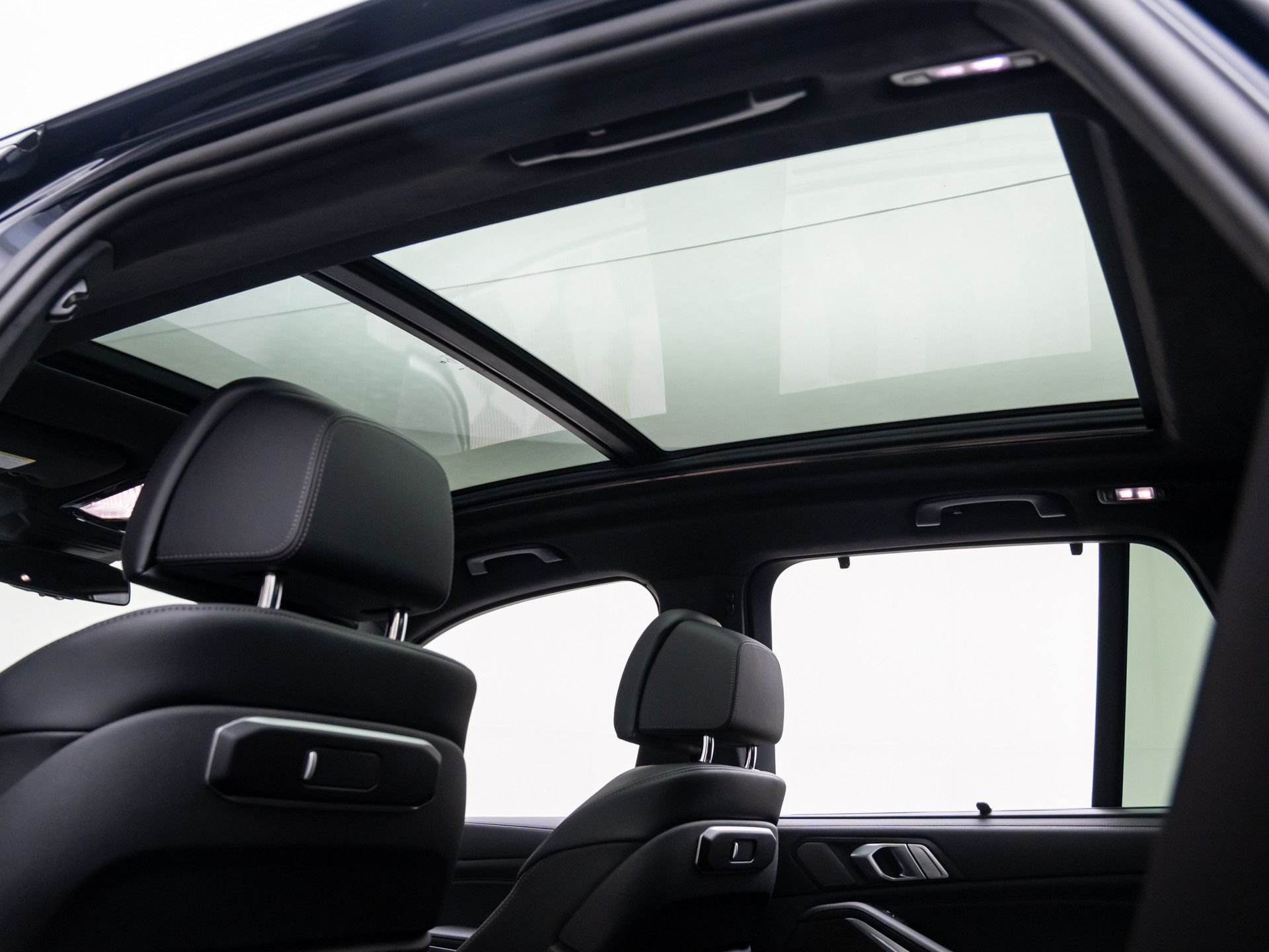New 2026 Carbon Black Metallic BMW xDrive40i image 17