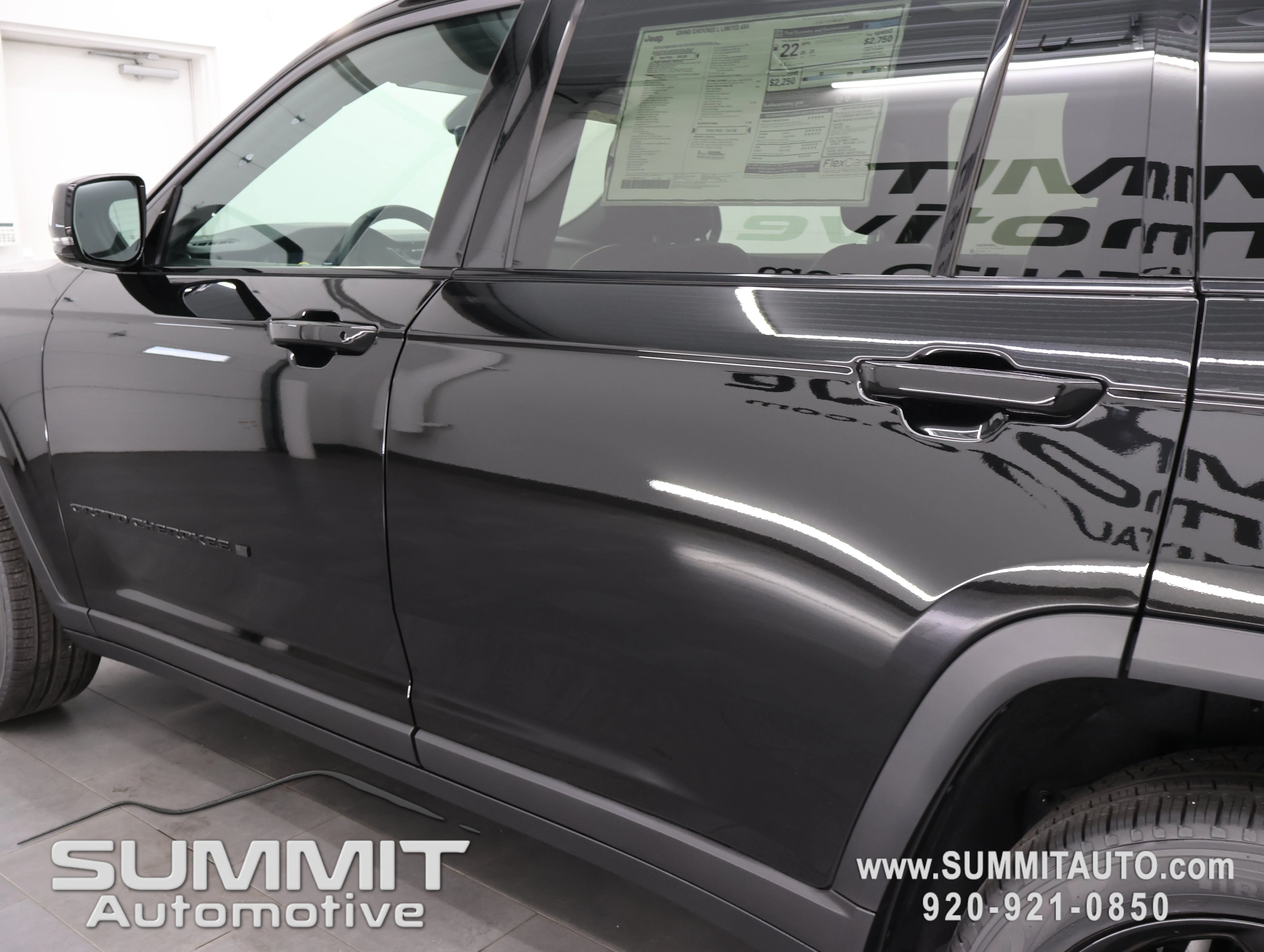 New 2026 Diamond Black Crystal Pearl-Coat Exterior Paint Jeep Limited image 34