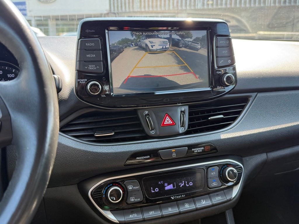 Used 2018 White Hyundai Base image 15