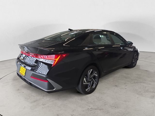 Used 2025 Black Hyundai SEL Sport image 5