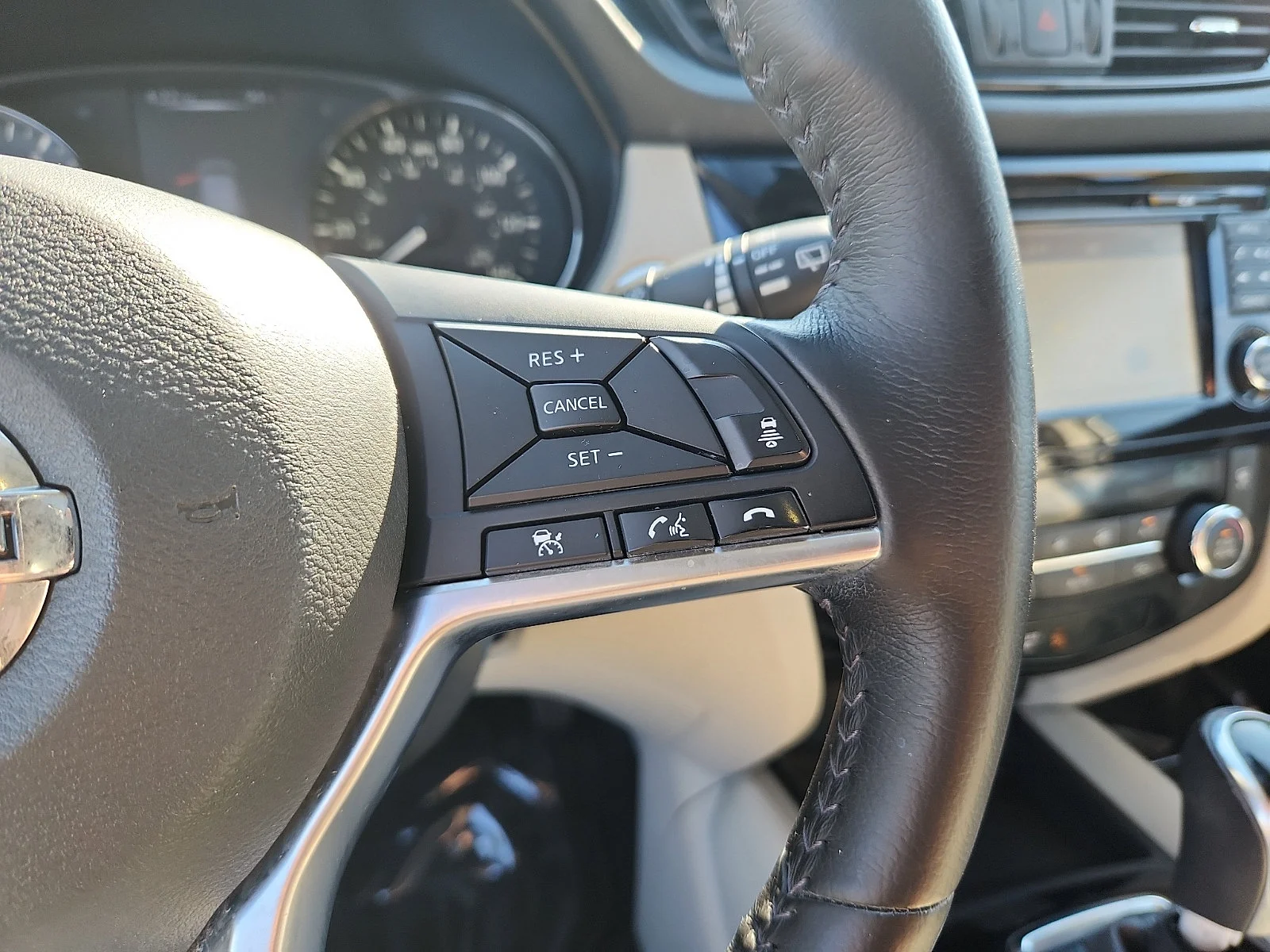 Used 2018 White Nissan SL image 23