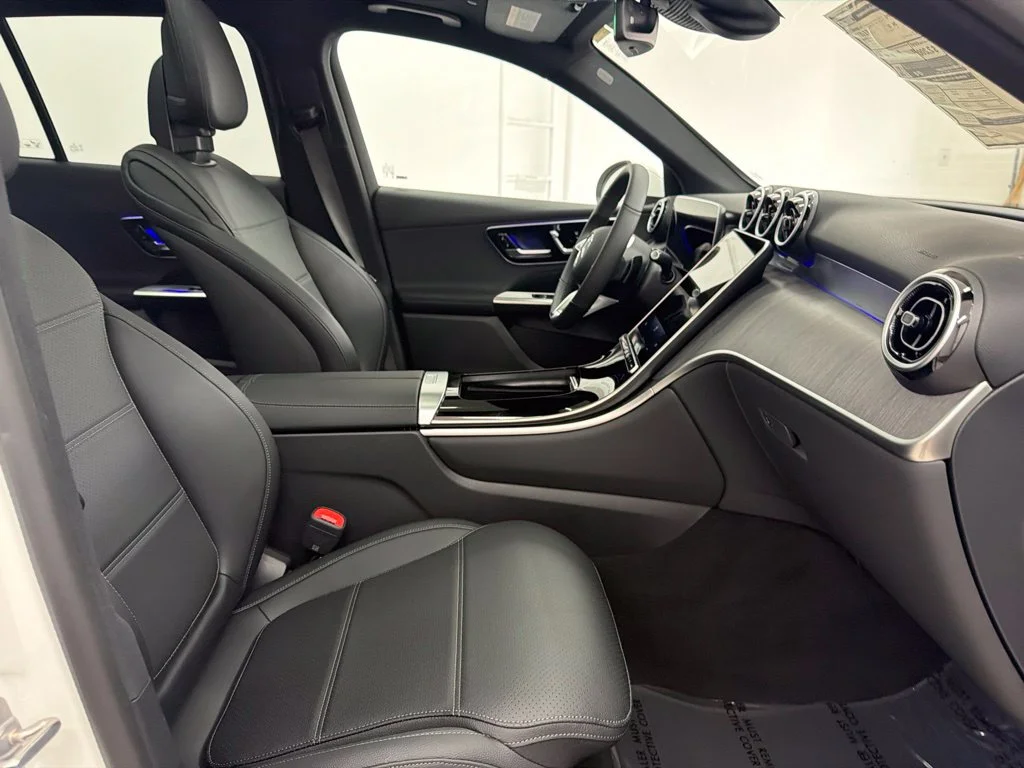 New 2027 White Mercedes-Benz GLC 300 image 27