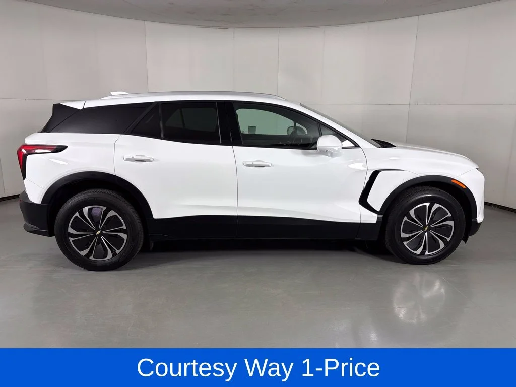 Used 2024 Summit White Chevrolet LT image 12