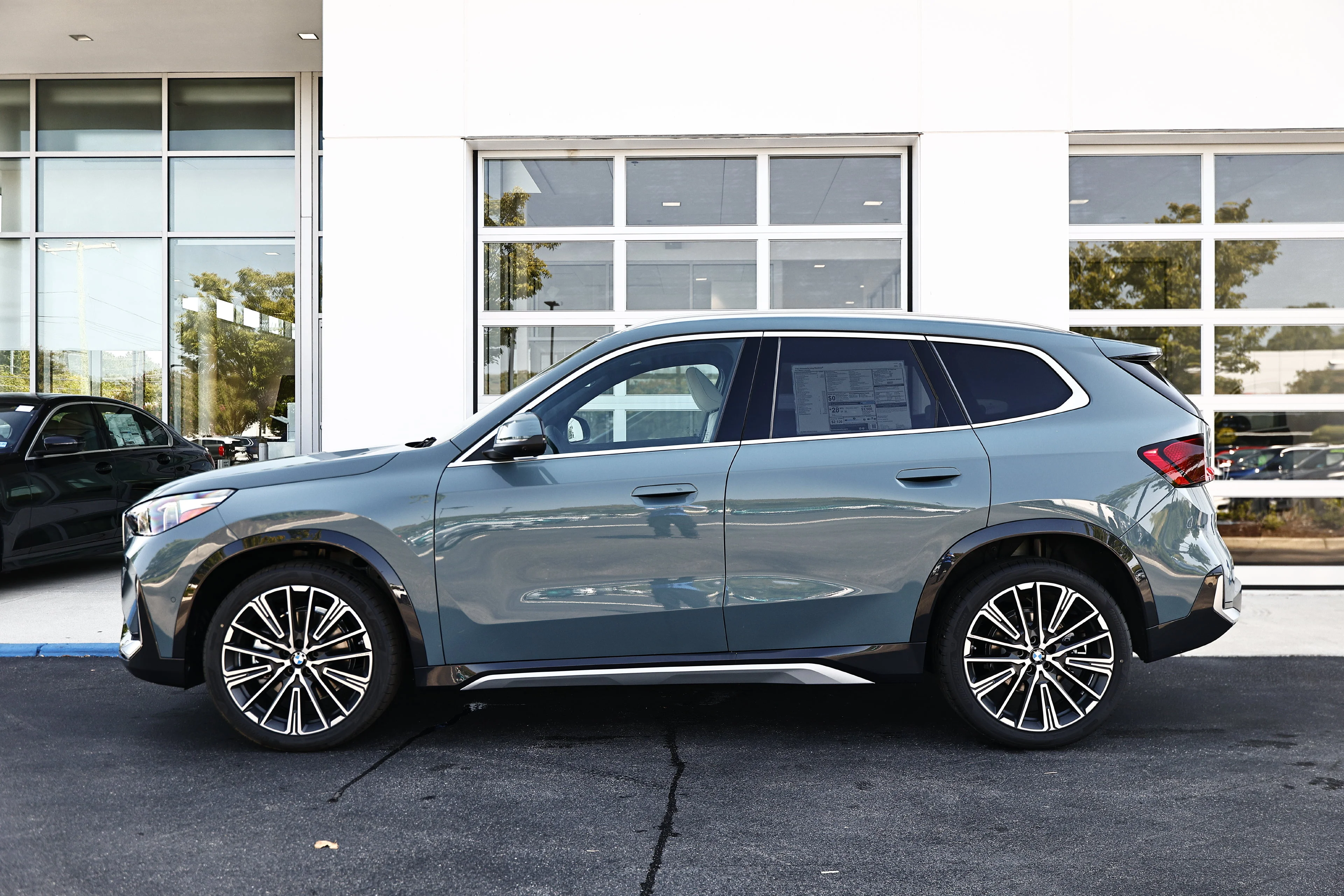 New 2027 Cape York Green Metallic BMW xDrive28i image 8