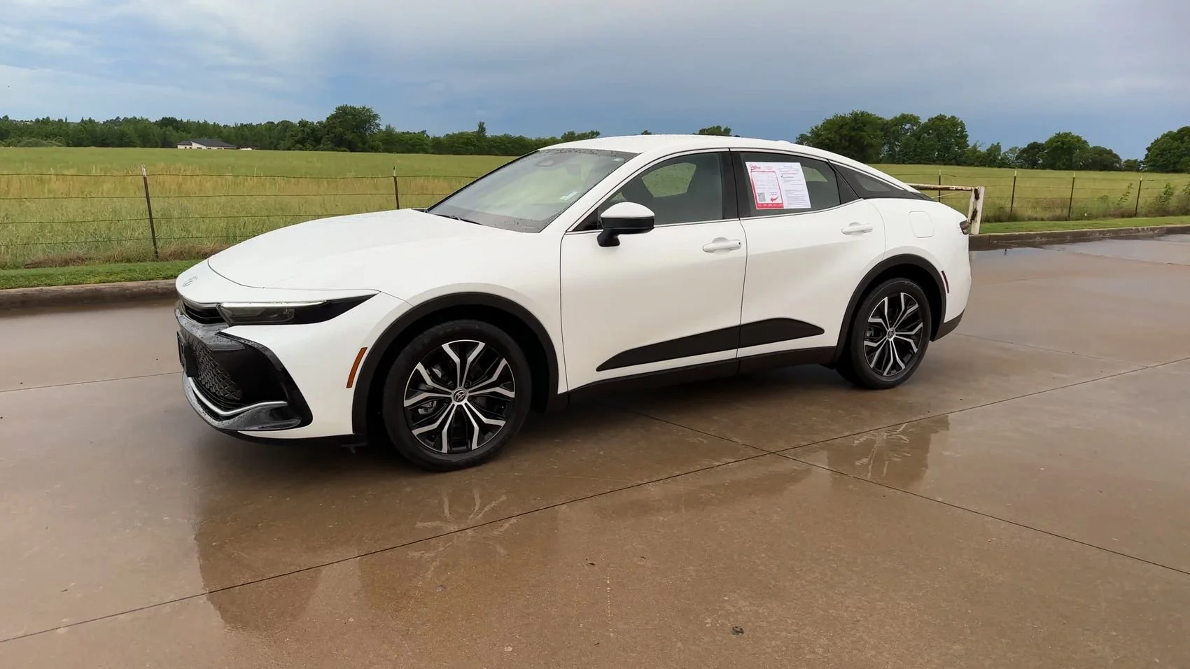Used 2023 White Toyota XLE image 4