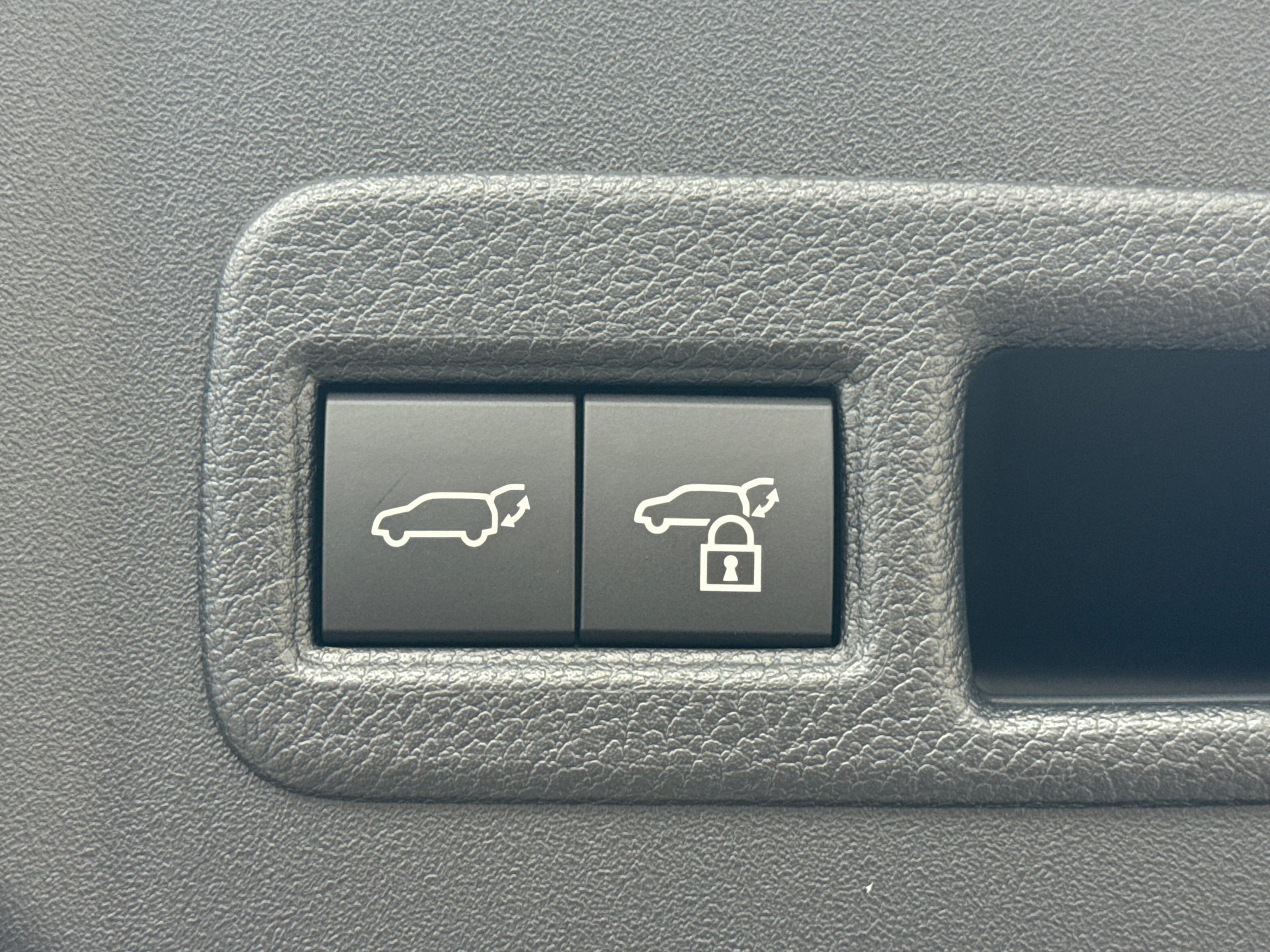 New 2026 Wind Chill Pearl with Midnight Black Metallic roof <sup>1</sup> Toyota  Limited image 13