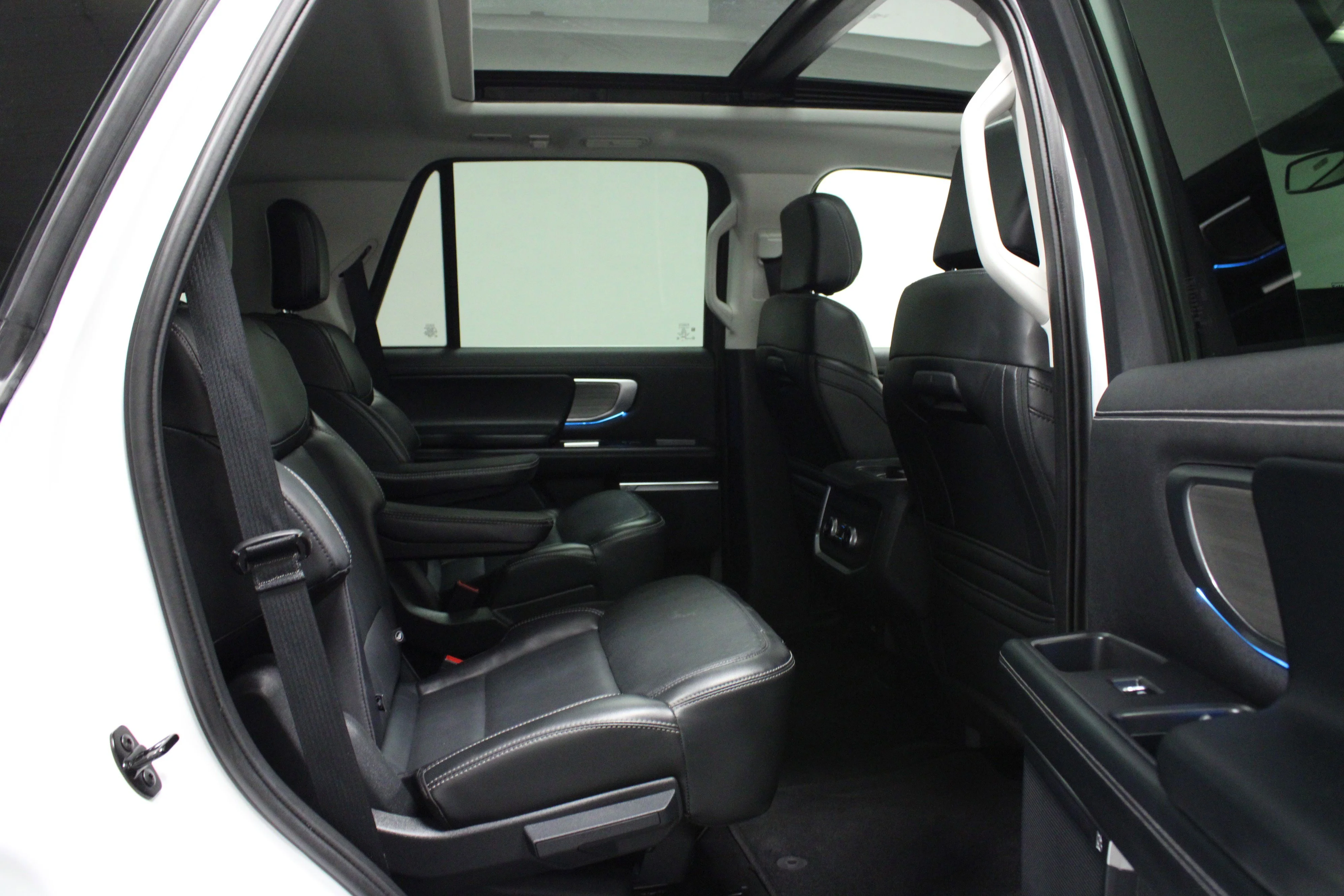 Used 2025 Oxford White Ford Platinum image 16