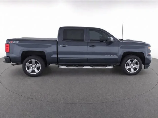 Used 2018 GRAPHITE METALLIC Chevrolet LT image 8