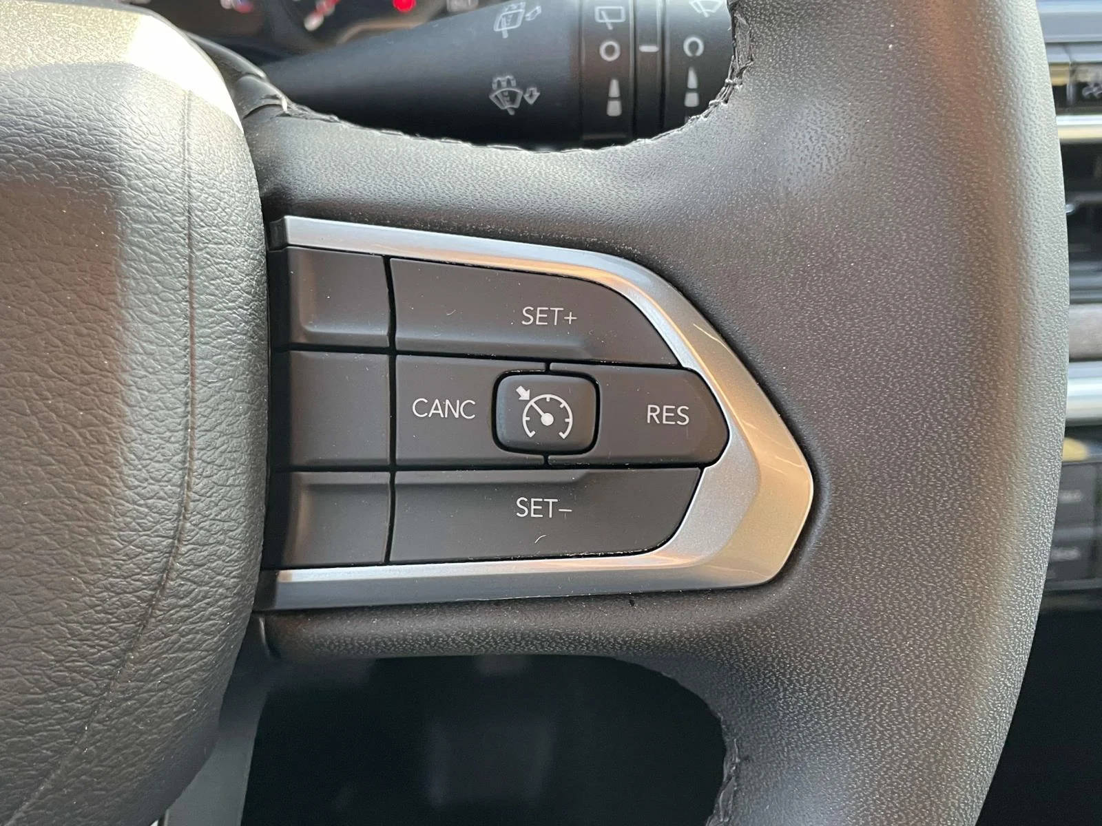 Used 2023 Granite Crystal Metallic Clearcoat Jeep Latitude Lux image 10