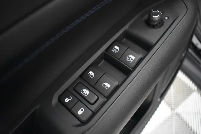 New 2026 Diamond Black Crystal Pearl-Coat Exterior Paint Jeep Latitude image 20