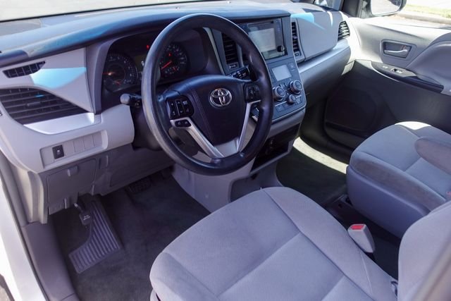 Used 2017 White Toyota L image 12