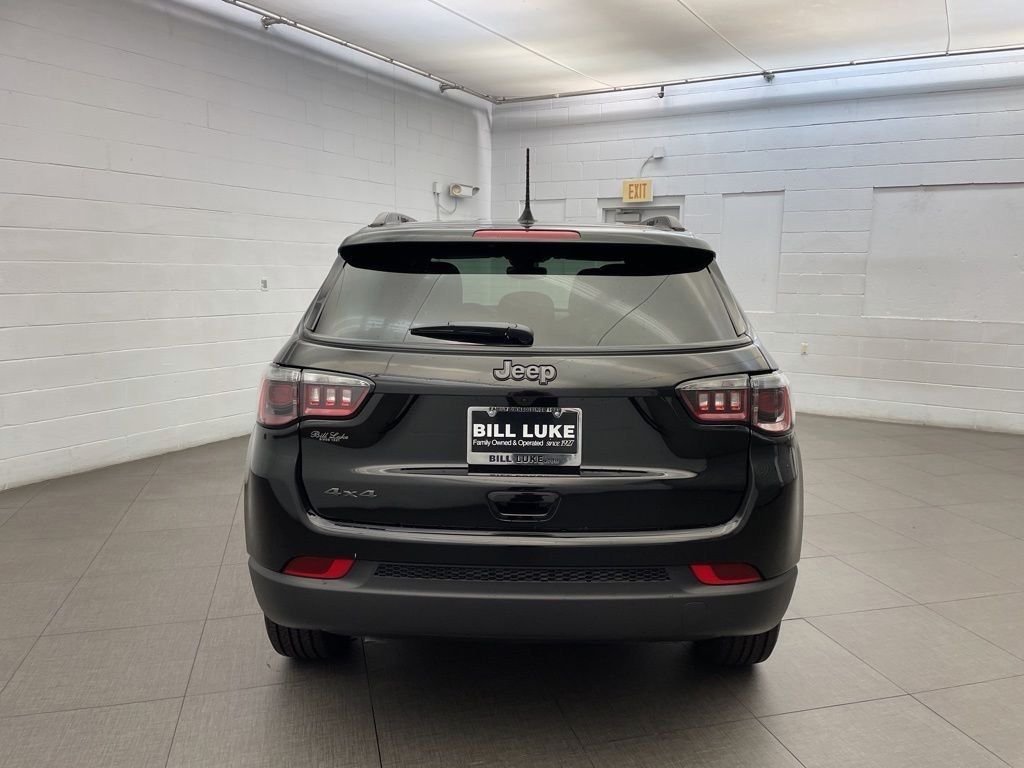 New 2026 Diamond Black Crystal Pearlcoat Jeep Latitude image 4