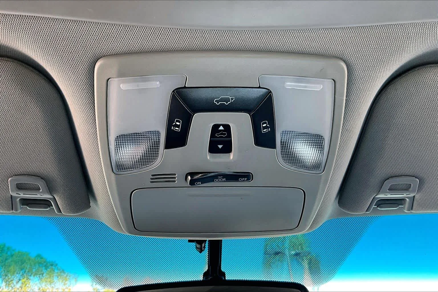 Used 2017 Silver Sky Metallic Toyota XLE Auto Access Seat image 33