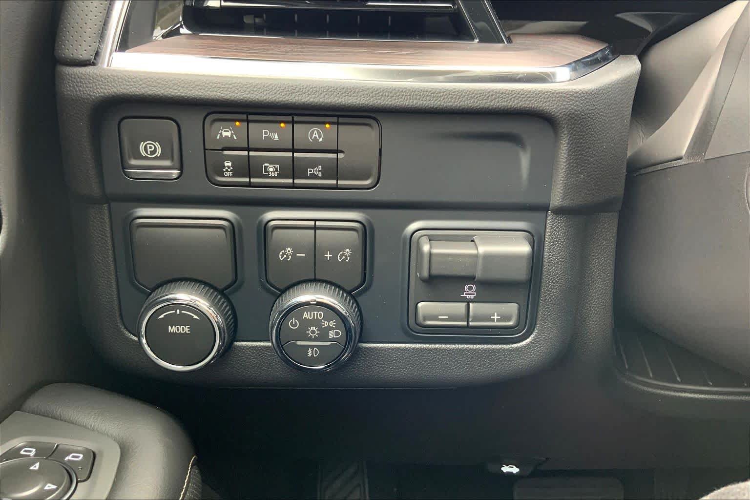 2026 Chevrolet Suburban Premier - Photo 17