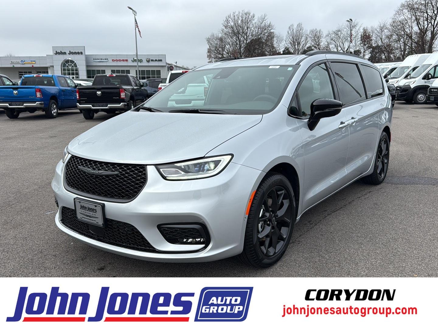 2026 Chrysler Pacifica Select's photo
