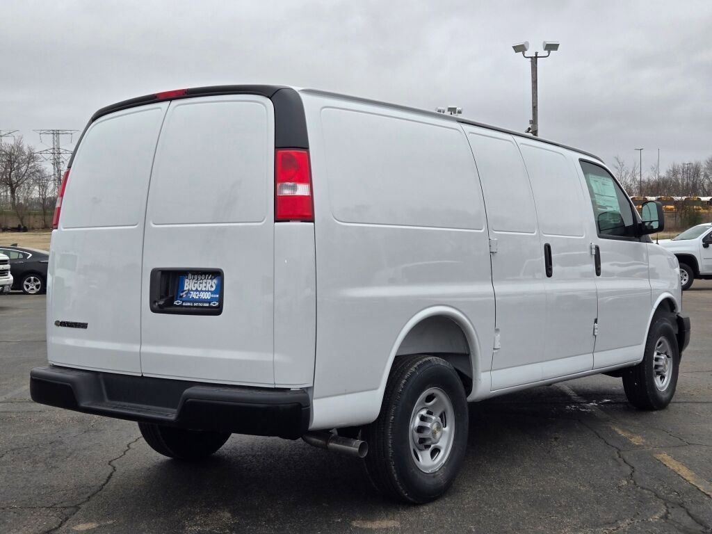 New 2026 Summit White Chevrolet WT image 12