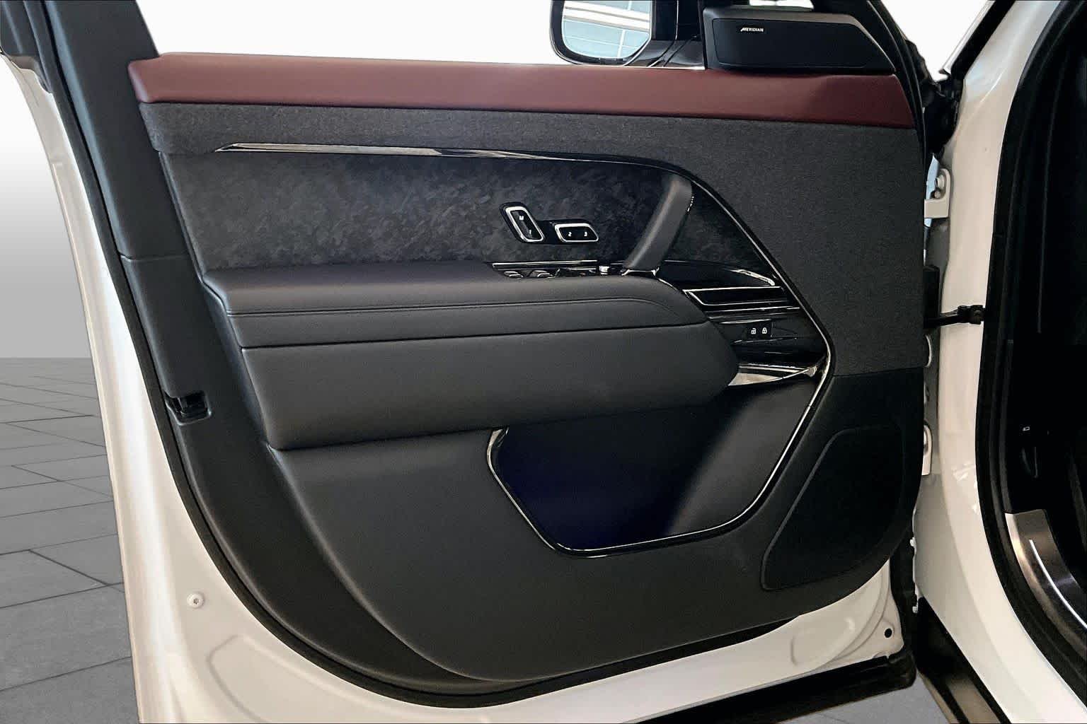 Used 2023 Fuji White Land Rover SE Dynamic image 20