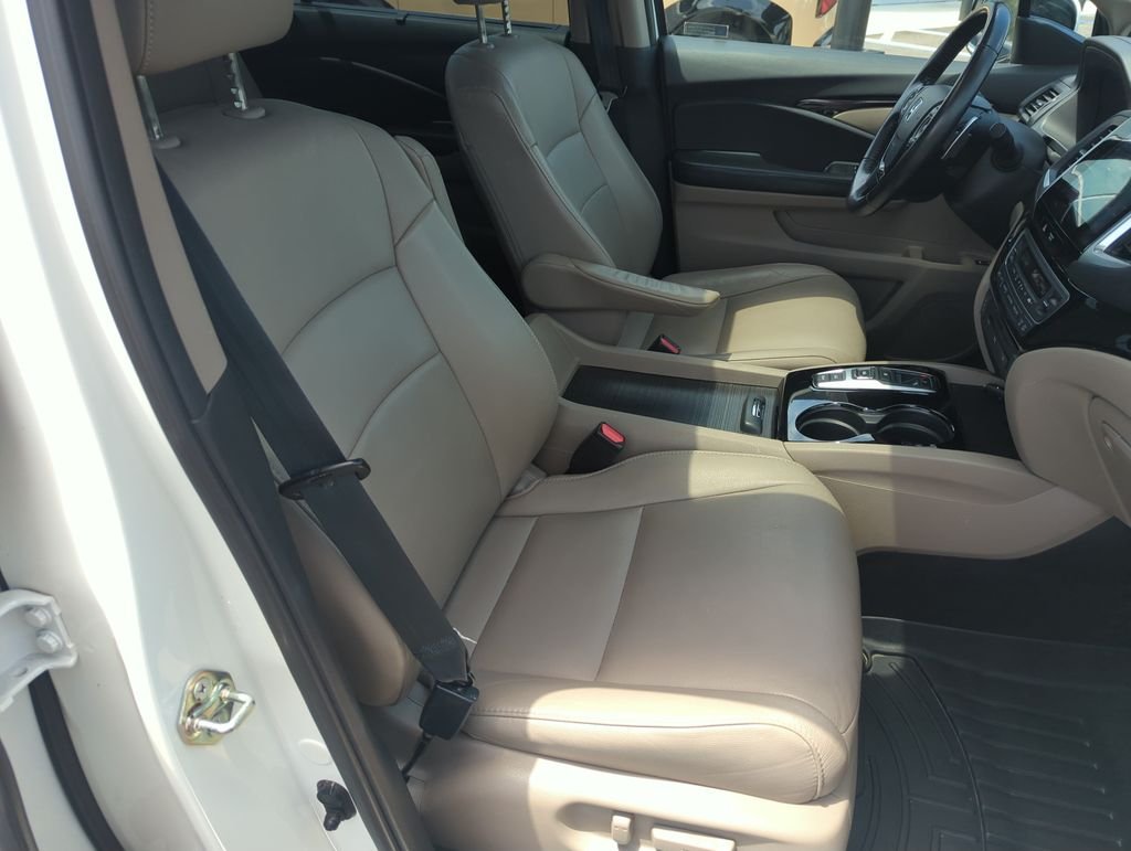Used 2017  Honda Touring image 38